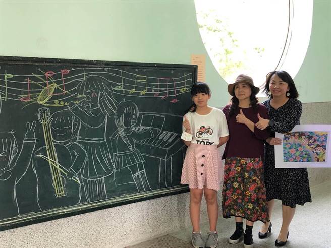 苗栗市侨育国小参加今年世界儿童画展成绩亮眼，美术老师蔡美珠（中）是最大推手。（侨育国小提供／谢明俊苗栗传真）