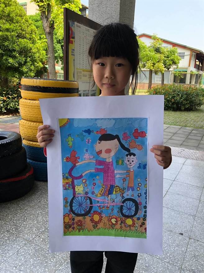 苗栗市侨育国小参加今年世界儿童画展，1年级学生何苡安，以「骑车趣」1作，获得特优。（侨育国小提供／谢明俊苗栗传真）