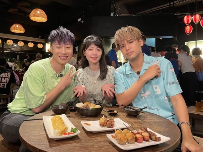 小賴（左起）、高嘉瑜與陳零九相見歡。（TVBS提供）