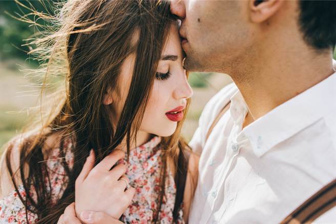 风象星座的人兴趣都很广，因此若想要追求他们，肚子里可是要有墨水的。(示意图/达志影像)