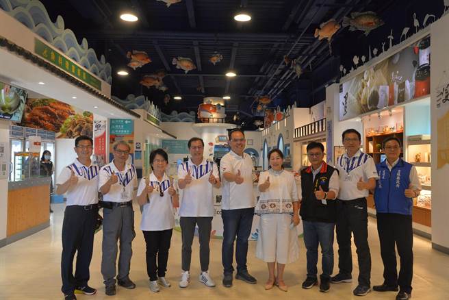 花莲县长徐榛蔚（右四）参访云林县智慧农业发展，盼2县加乘互惠。（云林县政府提供／张朝欣云林传真）