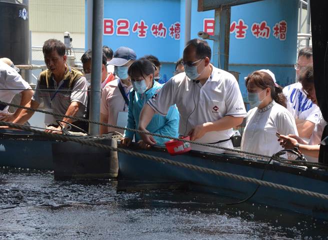 花莲县长徐榛蔚（右三）参访云林县智慧农业发展，盼2县加乘互惠。（云林县政府提供／张朝欣云林传真）