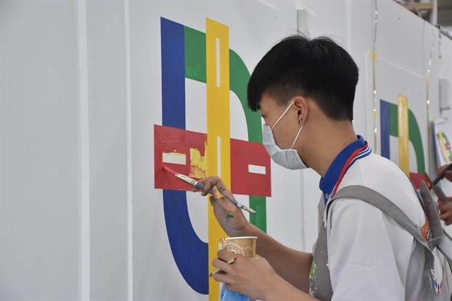 桃竹苗分署培训的漆作职类青少年组选手叶俊祥，今年首次参加第51届全国技能竞赛北区分区赛，以优异成绩勇夺金牌。（劳动力发展署桃竹苗分署提供／邱立雅桃园传真）