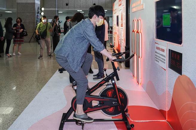 民眾骑乘飞轮替血友病患「充电加油」，将累积的里程数转换为「充电圆梦基金」，让更多病友得到实质帮助。（林雅惠摄）