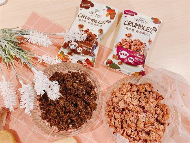 脆萃纤燕麦脆米花推出黑醋栗蔓越莓、法式巧克力两款新口味。（邱映慈摄）