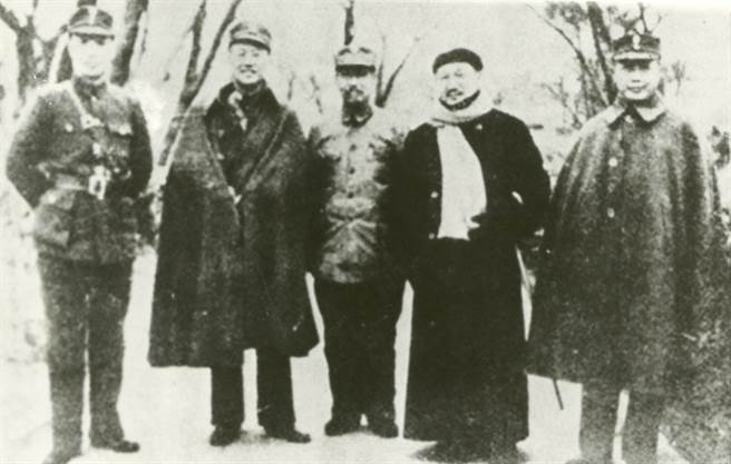 左起徐永昌、白崇禧、閻錫山、孔祥熙、何應欽。(時報周刊攝影組翻攝)