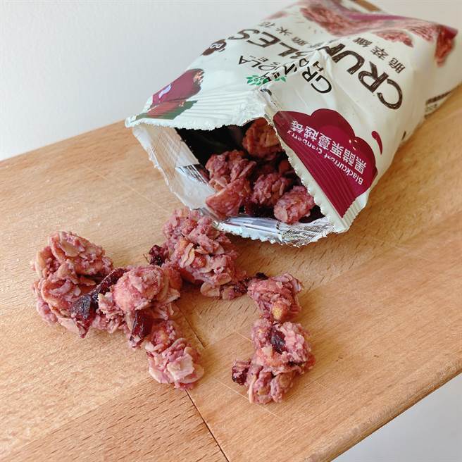 黑醋栗蔓越莓口味吃起来微微酸甜，是女孩会喜欢的味道。（邱映慈摄）