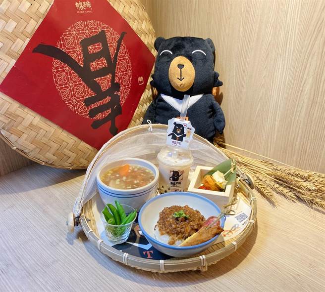 参山处携手有春茶馆联名合作，推出吸睛可爱的喔熊限定-滷肉饭与珍珠奶茶双霸套餐。（参山处提供／台中冯惠宜传真）