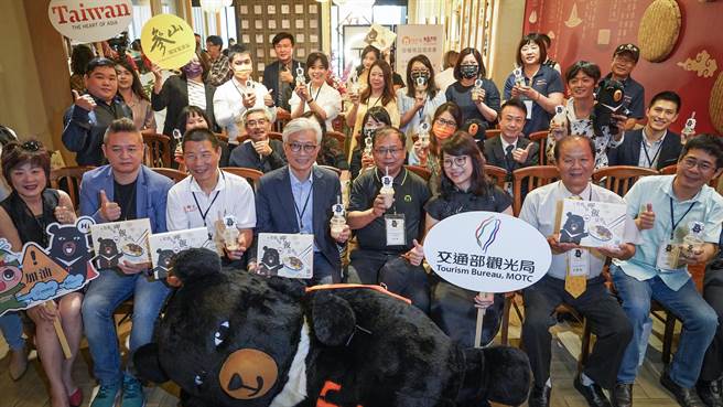 交通部观光局参山国家风景区管理处授权有春茶馆推出吸睛可爱的喔熊限定-滷肉饭与珍珠奶茶双霸套餐，21日举办上市品嚐会，现场热闹滚滚。（参山处提供／台中冯惠宜传真）
