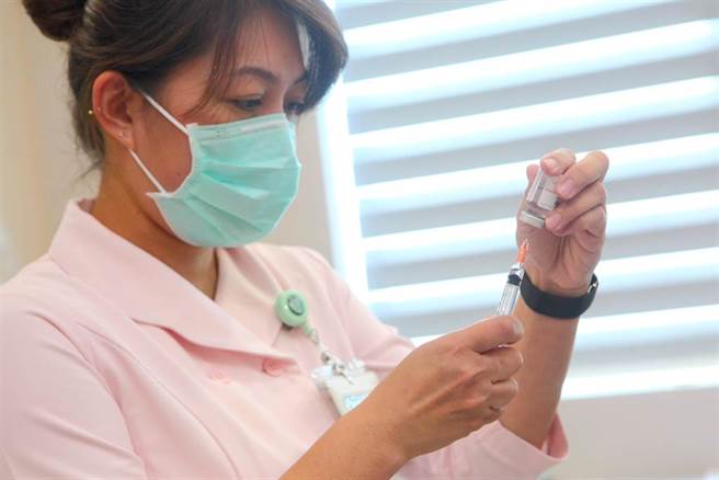 民眾预约接种新冠肺炎疫苗，一名护理师准备疫苗。（张铠乙摄）
