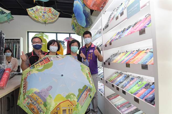 「潮向海洋走走」环境教育小旅行，引领体验王功特有蚵艺文化，享受海风絮语，共谱一曲美妙和谐的海洋环境保护之歌。（彰化县环保局提供／吴敏菁彰化传真）