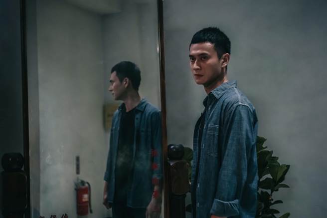 刘冠廷在《第三布局 尘沙惑》饰演菜鸟市议员。（CATCHPLAY提供)