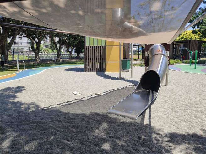 桃园市龟山中正公园溜滑梯大受欢迎，但是有孩童把砂砾扔到溜滑梯出口，让其他家长大骂没公德心。（赖佑维摄）