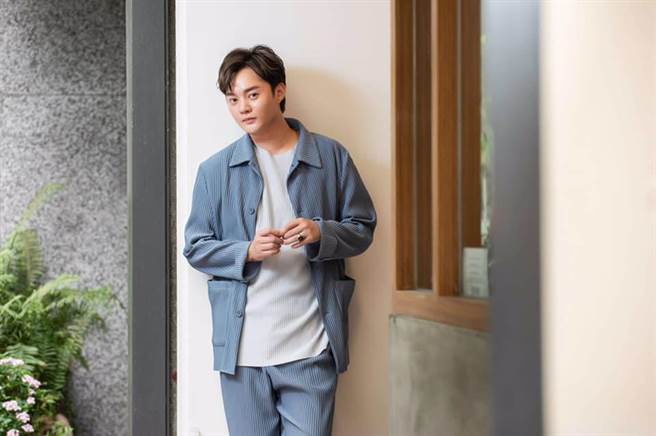 许富凯21年前唱歌自亏臭奶呆！影片曝光气势超强。（凯声影艺提供）