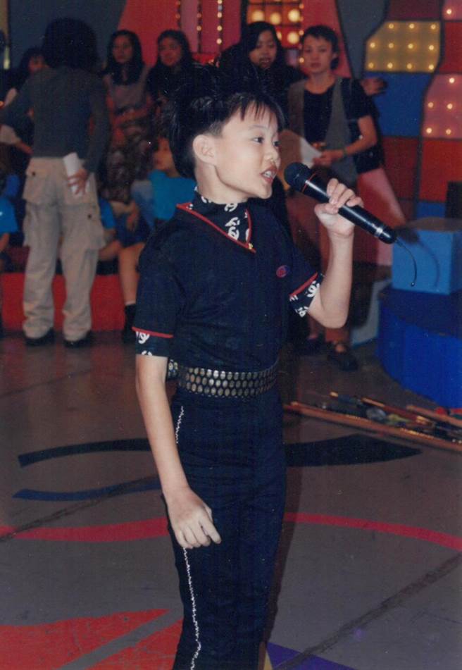 许富凯小时候曾参加许多歌唱比赛，歌艺颇佳。（凯声影艺提供）