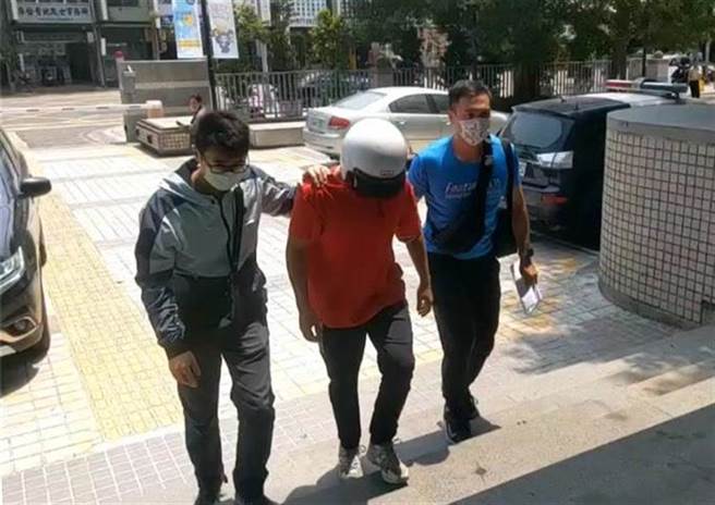 高市杜姓女子懷疑曾姓丈夫在外偷情，便涉嫌以50萬元保險金為代價，教唆2名16歲輟學少年給曾男「教訓」，未料少年卻持開山刀砍死曾男，警方將涉案3人逮捕歸案。（洪浩軒攝）
