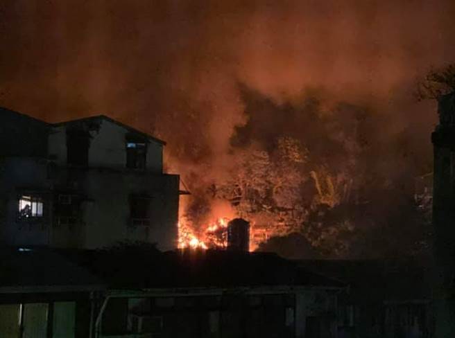 台北市信义区象山山区21日晚间发生火灾，初步厘清为一处工寮失火。（翻摄脸书社团《信义区三两事》）