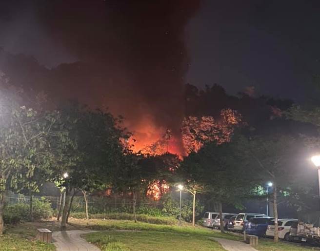 不少民眾目击象山山区的火灾，纷纷上传照片至脸书社团。（翻摄脸书社团《信义区三两事》）