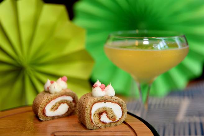 台北W飯店「不知春白桃蛋糕捲」。（台北W飯店提供）