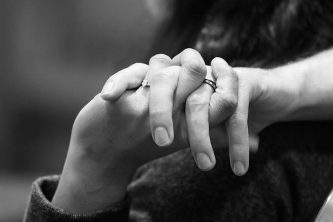 一名日本男子竟靠着甜言蜜语，同时与35名女性交往并骗财，已遭警方以诈欺罪嫌逮捕。图非当事人。（示意图／DVIDS）