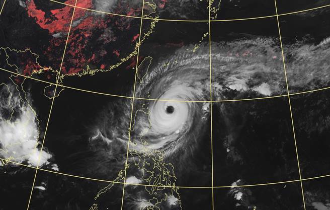 随着舒力基北上逐渐远离，明后2天（21-22日）距离台湾最近，外围环流水气会替台湾东半部来不少降雨。(气象局提供)