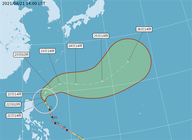 舒力基颱风目前位在台湾东南方海面上，未来2天将沿着路径北上，虽然不会对台造成直接影响，但广大的外围水气仍会替东半部地区带来降雨。(气象局提供)