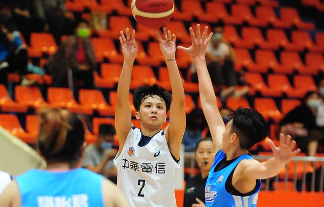 电信潘姿吟（中）走出前役只得5分低潮，今天拿下20，助队逆转胜台电。（中华篮协提供）