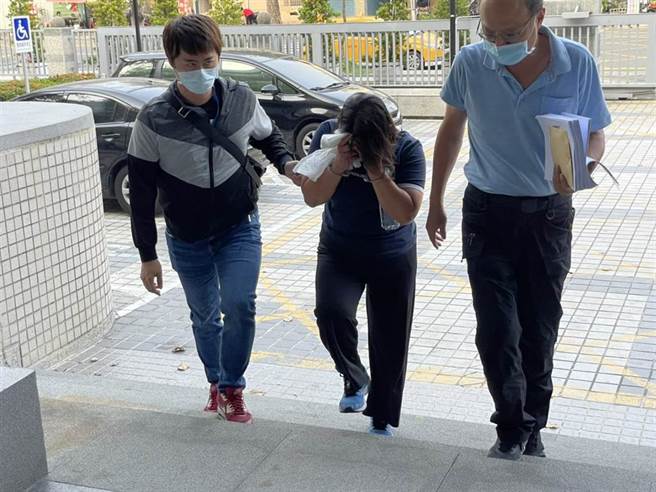 高市杜姓女子懷疑曾姓丈夫在外偷情，便涉嫌以50萬元保險金為代價，教唆2名16歲輟學少年給曾男「教訓」，未料少年卻持開山刀砍死曾男，警方將涉案3人逮捕歸案。（洪浩軒攝）