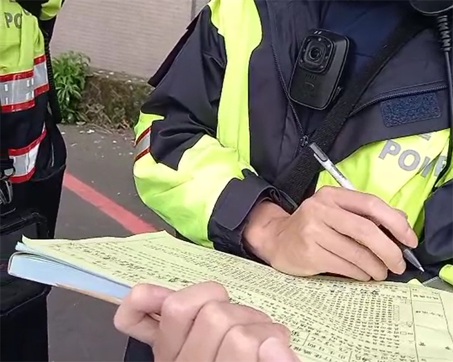 一名保大退休的萧姓男子对警员开罚有异议，要求执勤员警开立临检异议单，更一边录影检讨警方执勤。（图／记者爆料网）