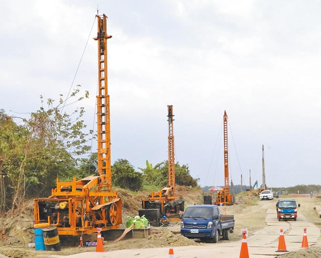 为免水情更严重，高雄市府携手水利署积极开凿60口井，盼于6月底还能够维持水情橙灯。图为20日大树区进行凿井工程一景。（中央社）