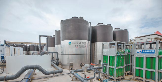 学者建议可透过设立污水回收厂与海水淡化厂等方式，多方面解决缺水问题。图为经济部水利署水利新创科技研发及测试展示基地的移动式海水淡化机组。（总统府提供）