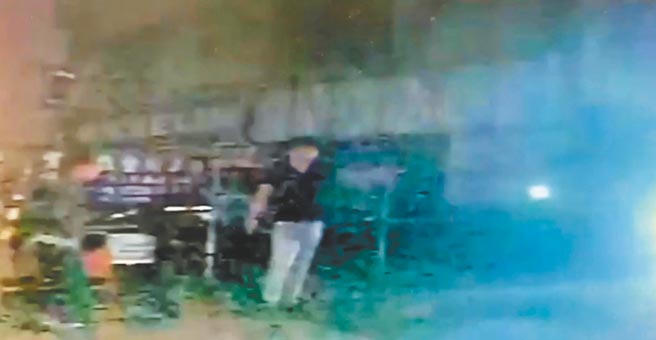 曾姓男子19日下班走进苓雅区建民路一处巷弄，准备骑车返家之际，突然衝出2名嫌犯与曾男爆发口角后，持刀砍伤曾男，警消将他送往高雄荣民总医院抢救后仍不治。（翻摄画面／洪浩轩高雄传真）