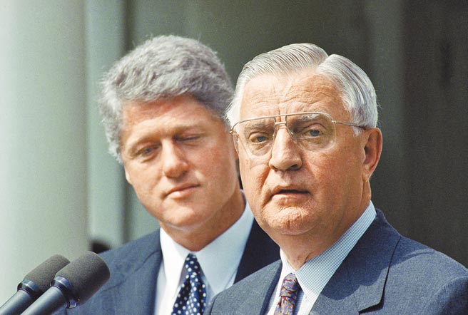 前美國副總統孟岱爾（右）19日辭世，享耆壽93歲。圖為他1993年6月獲當時的總統柯林頓（左）派任駐日本大使時，一起召開記者會。（美聯社）