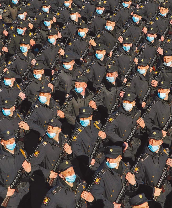 美俄关系近来不断恶化，在双方互相驱逐外交人员之后，美国白宫国家安全顾问苏利文19日与俄罗斯国家安全会议秘书长帕特鲁雪夫通电话，讨论美俄总统召开峰会的可能性，双方也同意继续保持联繫。图为俄罗斯军队阅兵照。（路透）