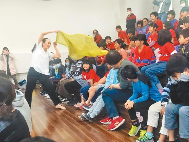 云门舞集舞者到达邦国小教舞，图为舞者苏依屏与学生互动。（李欣恬摄）