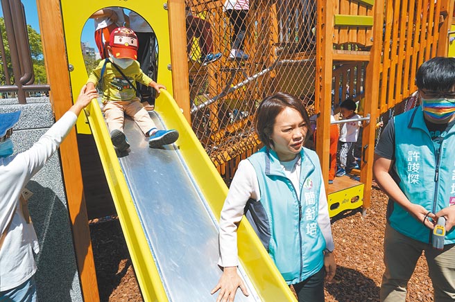 台北市大安森林公园溜滑梯经太阳曝晒成了「铁板烧」，有小朋友被烫得哇哇叫。（张立勋摄）