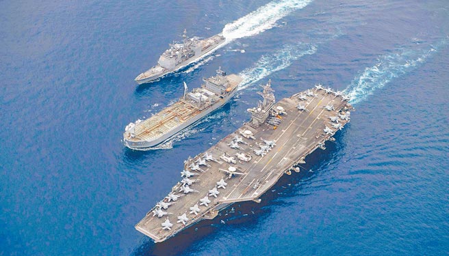 美国海军罗斯福号航空母舰（CVN 71）打击群，4月4日上午8时左右，经麻六甲海峡进入南海展开活动，这是罗斯福号今年第3次进入南海，剑指中国意味明显。（摘自罗斯福号航空母舰官方脸书）