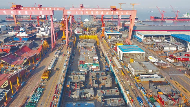 北船与南船合併为中国船舶集团后，可以让大陆航母建造速度加快。图为中国船舶集团旗下船坞内连续搭载总装的首制大陆国产大型邮轮。（中新社）