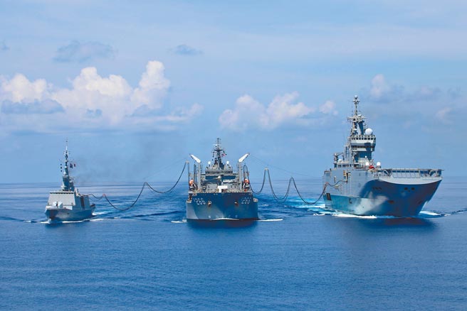 澳洲国防部16日在官方推特公布一组照片，内容显示澳洲皇家海军护卫舰澳新军团号与补给舰天狼星号，日前在南海会合法国海军两栖攻击舰雷电号、护卫舰叙尔库夫号进行联合军演。（摘自澳洲国防部官方推特）