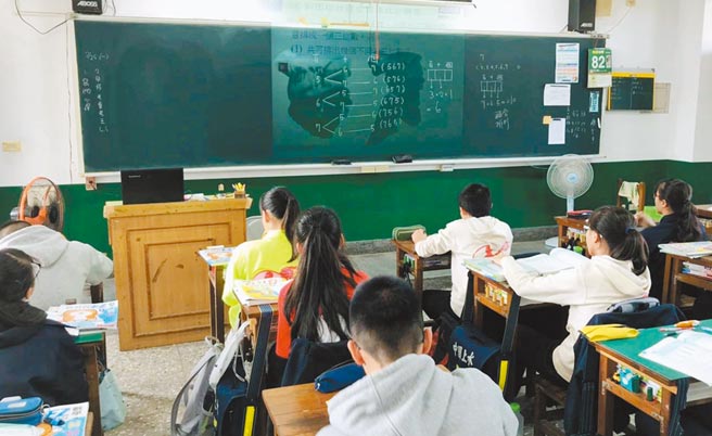 嘉義縣水上國中不但自力募款裝冷氣，也是雲嘉嘉第一個自力全面汰換成水洗黑板的學校。（取自水上國中臉書 ／呂妍庭嘉義傳真）