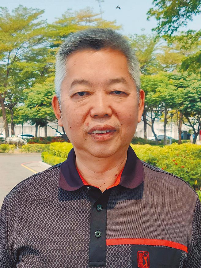 经营台南市龟丹62温泉山房的李俊忠，年过半百仍努力拚创业。（洪荣志摄）