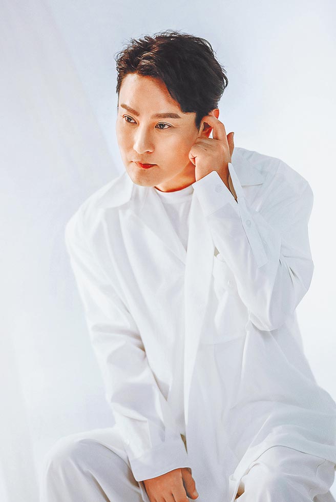 张信哲近来推出翻唱新歌〈有一点动心〉，引起热论。（潮水音乐提供）