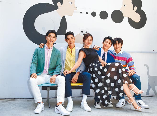 刘品言（图中）为BL原创网剧《约定I DO》站台，坐在廖伟博（左起）、李迪恩、赖东贤、王硕瀚大腿上感受青春气息。（陈俊吉摄）