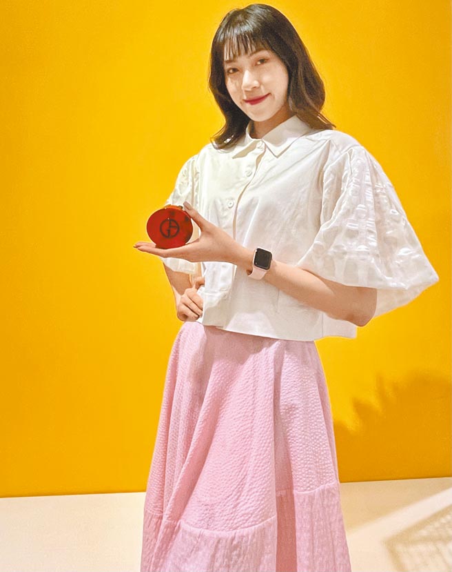 新光三越母亲节夯品有[i]Store Apple Watch Series 6（44MM）1万3900元。Giorgio Armani完美丝绒持久气垫粉蕊（5色），每色1700元；完美丝绒持久气垫粉盒（4款，见图），每款1050至1500元，5月1日新品。（郭家崴摄）