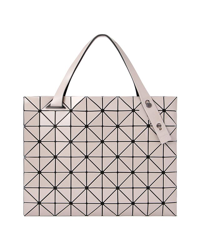 SOGO復兴馆BAO BAO ISSEY MIYAKE映彩结构手提包，2万3200元。（SOGO提供）