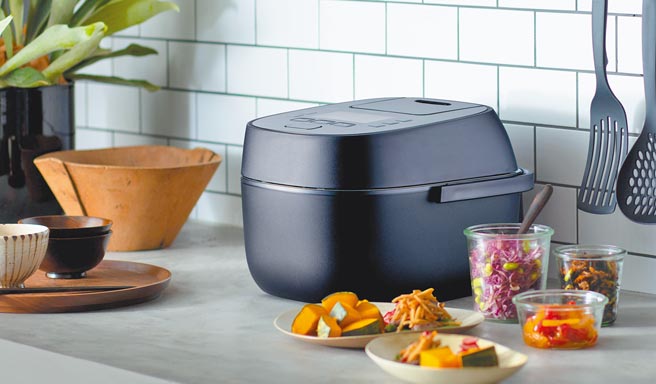 Panasonic日本制可变压力IH电子锅SR-PAA100，5月31日前回函送日本进口金芽米及咖啡手冲壶，8月17日前买就送G&W日式10件餐具组。（Panasonic提供）