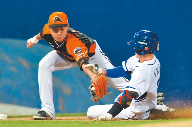 统一狮新秀林子豪（左）。（资料照，郑任南摄）