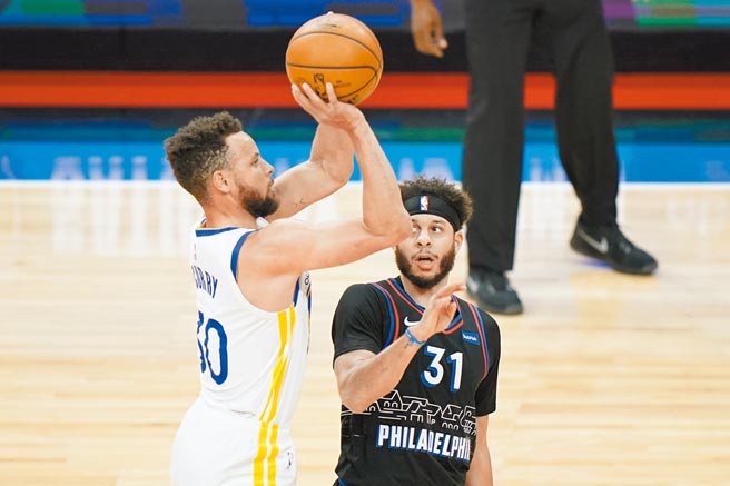 勇士射手史提芬科瑞对七六人砍进10记三分球，也跃居联盟得分王。（美联社）