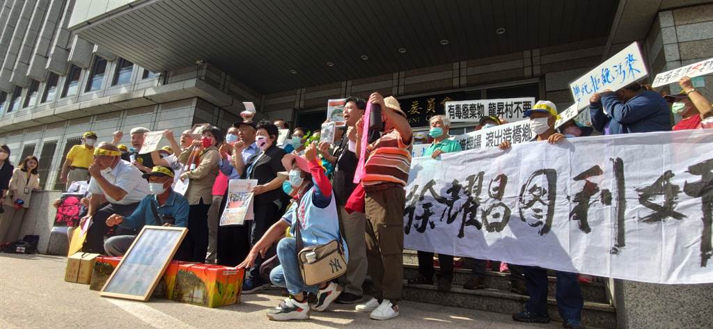 藻礁公投日前挾逾70萬份連署送進中選會，可望在8月底舉行公投，總統蔡英文日前與環團會見，其中代表之一正是藻礁公投領銜人潘忠政。（林良齊攝）