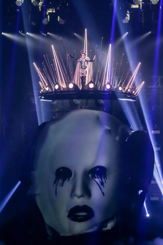 蔡依林身着八公斤战袍小巨蛋开唱。（罗永铭摄）